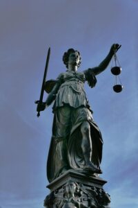 Read more about the article Yargıtay Kararlarıyla Şekillenen Hukuki İçtihat Örnekleri